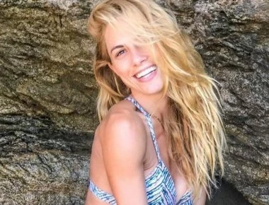 Ντορέττα Παπαδημητρίου: Στην παραλία με το καυτό μπικίνι της! (βίντεο)